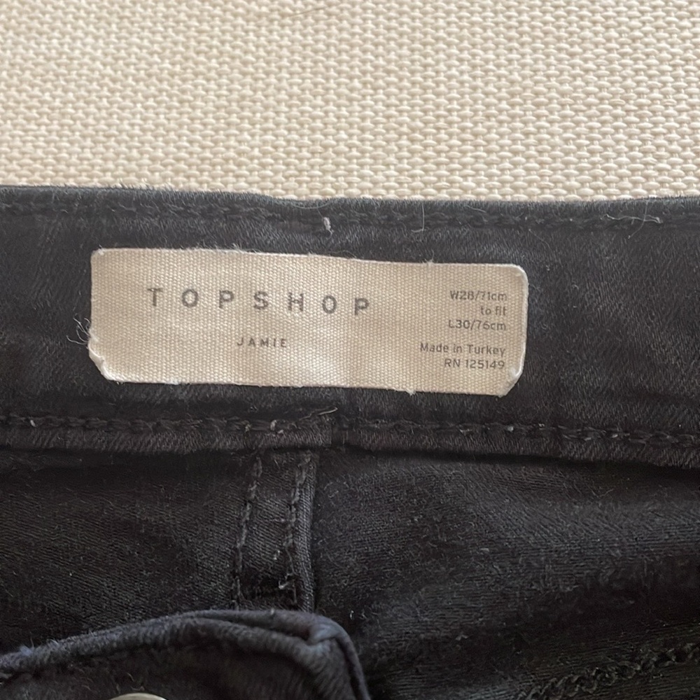 Black Skinny Jeans w holes.